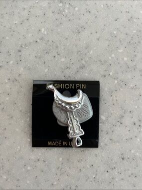 Vtg Western SADDLE Lapel Pin Brooch Silver Tone Cowboy Cowgirl Rodeo NOS USA